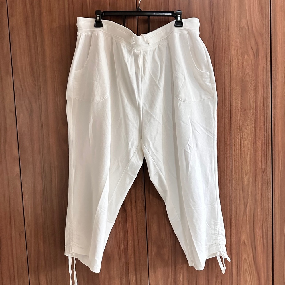 NWT. AVENUE White Casual Capri Pants Size 22/24